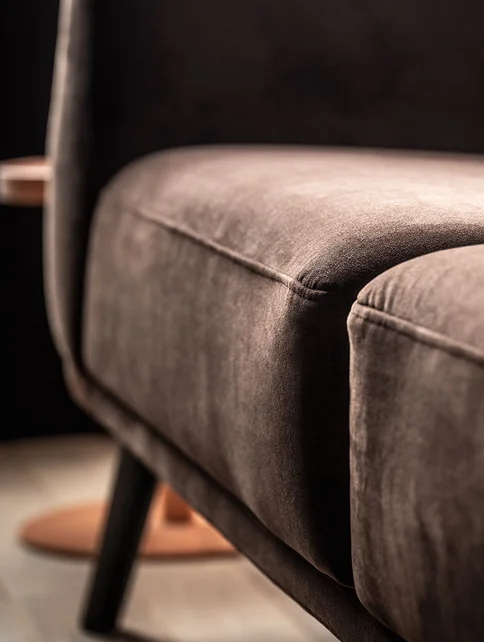 czekoladowa sofa do jesiennego wnętrza